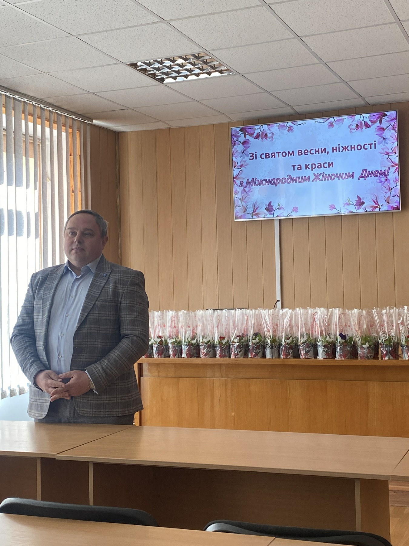 З повагою та вдячністю в цей святковий день!