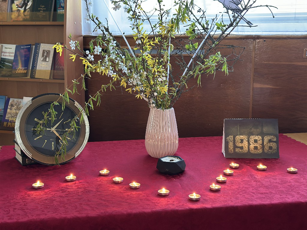 У коледжі відбулася виховна година «Запаліть скорботну свічку»